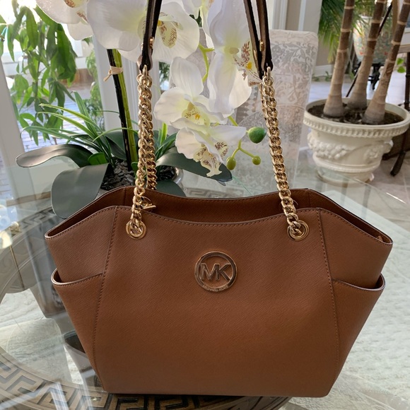 Michael Kors Handbags - MICHAEL KORS SAFFIANO LEATHER CHAIN TOTE BAG!🤎